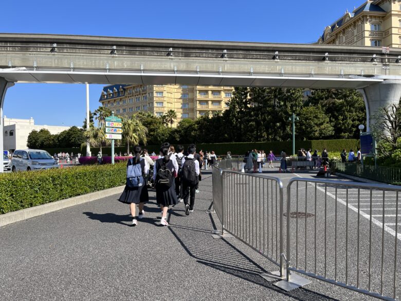 Tokyo Disneyland entry queue line