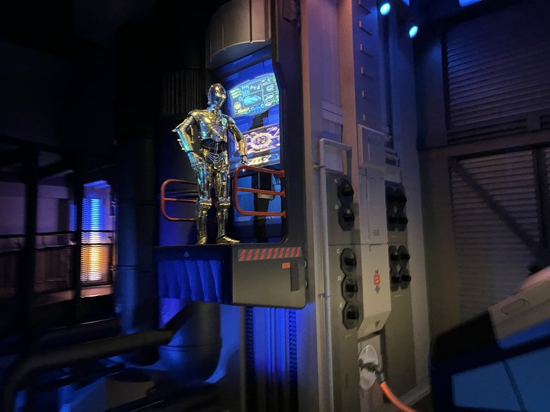 スター・ツアーズの待機列にいるC-3PO