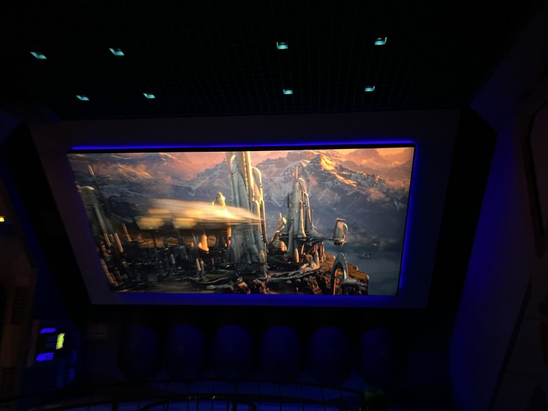 スター・ツアーズの待機列モニターに映る惑星の映像