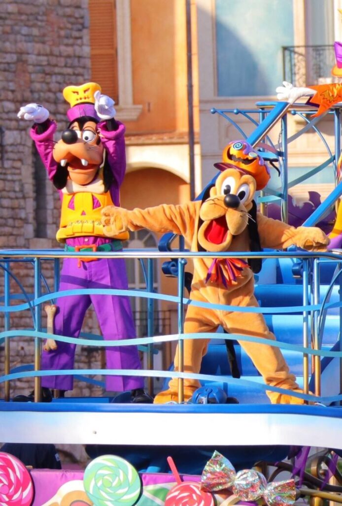 Tokyo Disneysea show Disney Halloween greeting goofy and pluto