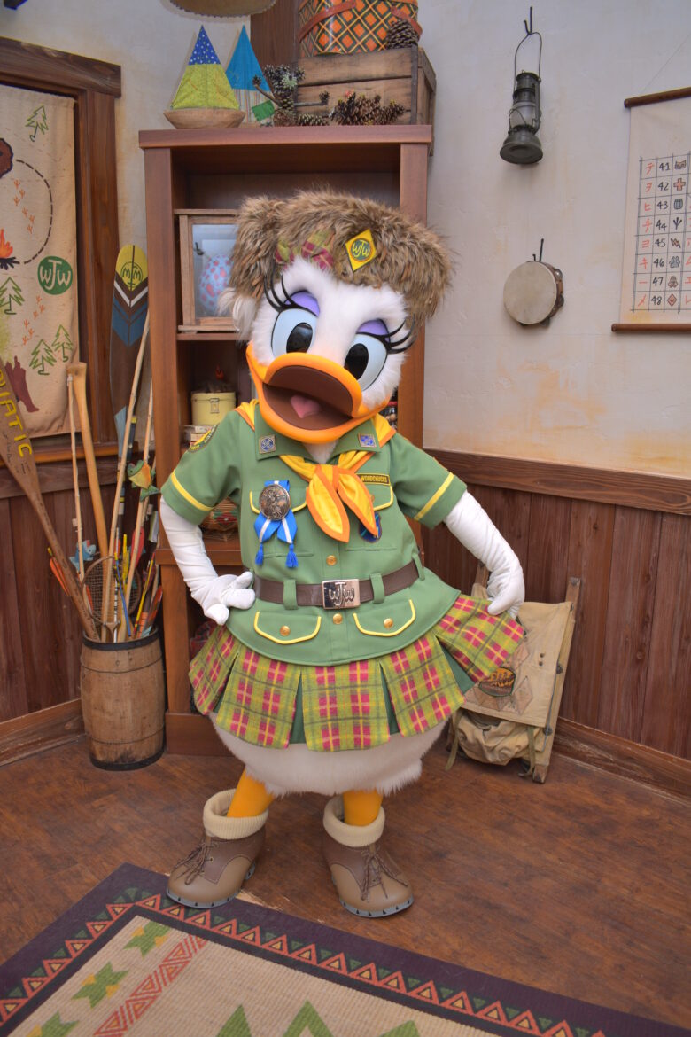 Tokyo Disneyland character greeting Camp Woodchuck greeting trail ( Daisy duck )