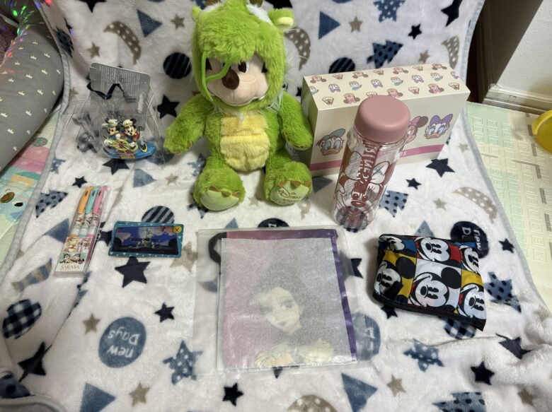 Contents of Disney store lucky box 2024