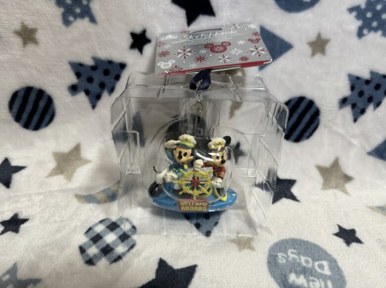 Mickey Mouse and Minnie Mouse figures