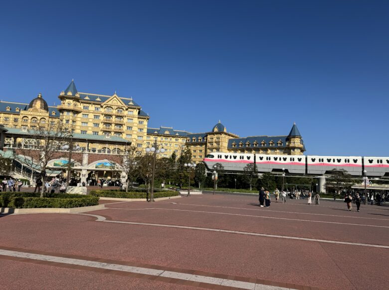 Tokyo Disneyland hotel & Disney resort line