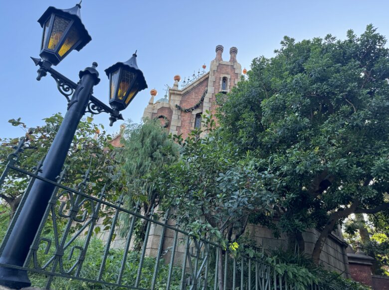 Tokyo Disneyland attraction haunted Mansion