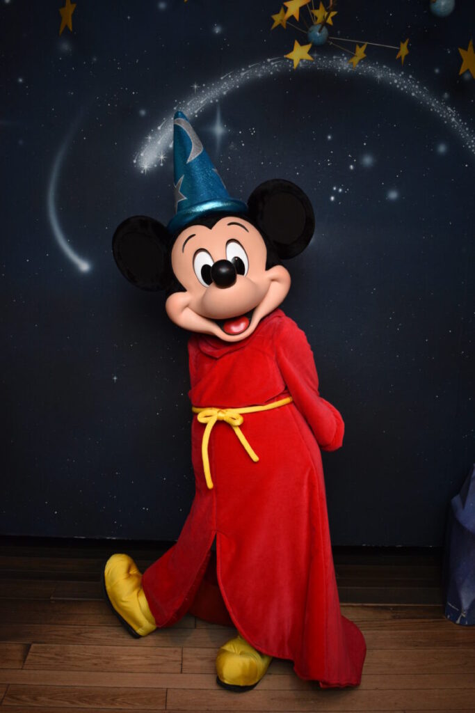 Tokyo Disneyland character greeting Mickey's House and Meet Mickey fantasia