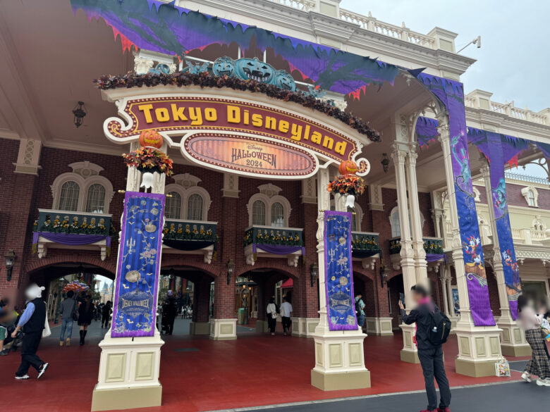 Deisney halloween 2024 in Tokyo Disneyland entrance