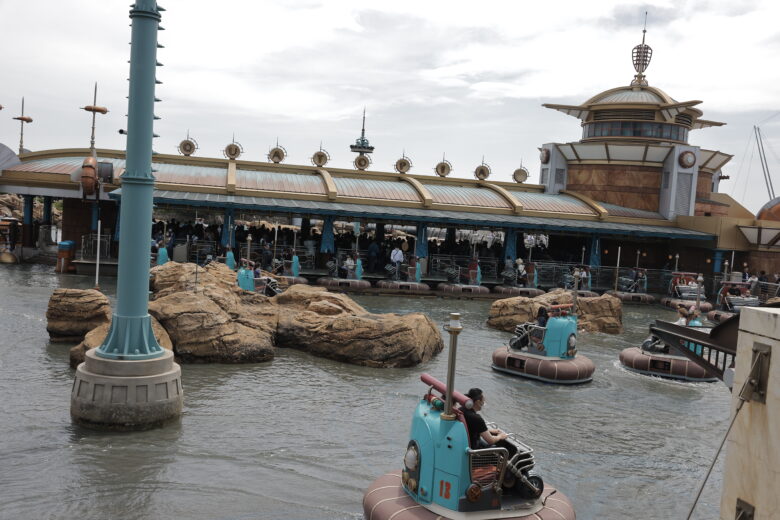 東京ディズニーシーのアクアトピアの全景とQUATOPIA駅舎