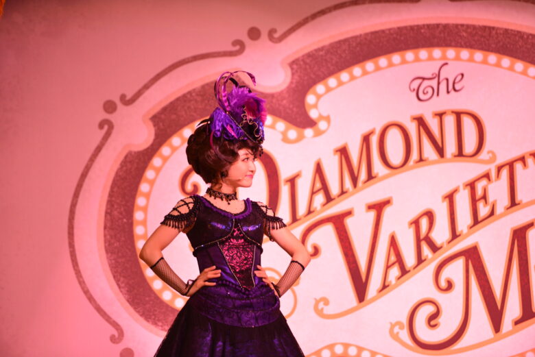 華やかな衣装でステージに立つ東京ディズニーリゾートの女性出演者