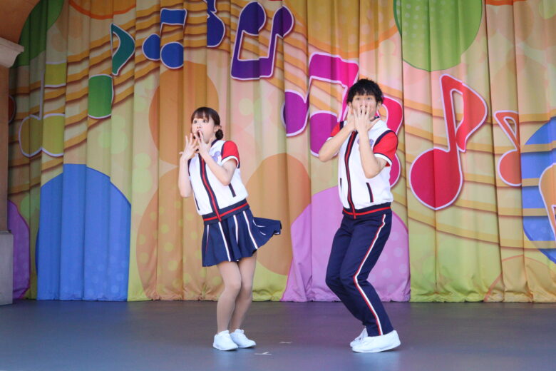 音楽をテーマにしたステージで歌い踊る東京ディズニーリゾートの出演者