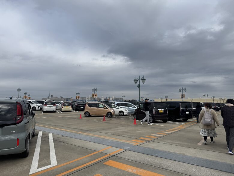 曇り空の下に車が並ぶ東京ディズニーリゾートの広い駐車場