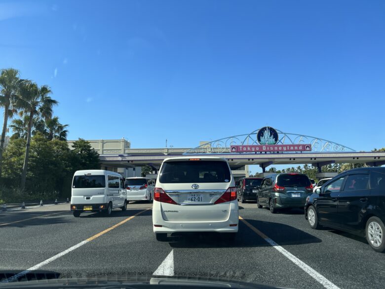 車内から見た東京ディズニーランド駐車場入口に並ぶ車列