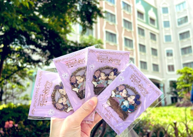手に持った東京ディズニーリゾートのパークチケット（パスポート）