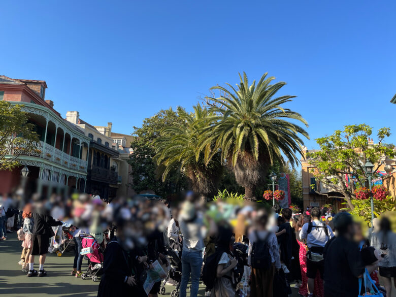 夏の青空が広がる東京ディズニーランドのパーク風景