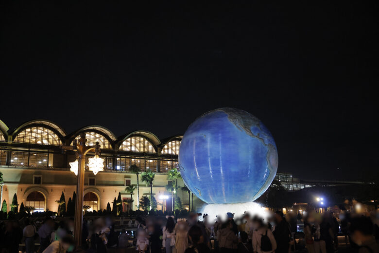 夜の東京ディズニーシー エントランスのアクアスフィア
