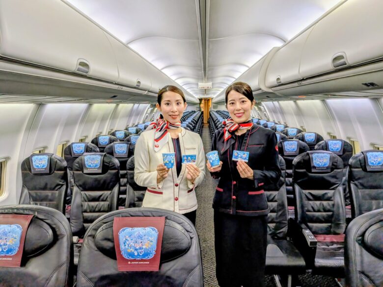 JAL Jubilee Express 機内のヘッドレストカバーが全席25周年デザイン
