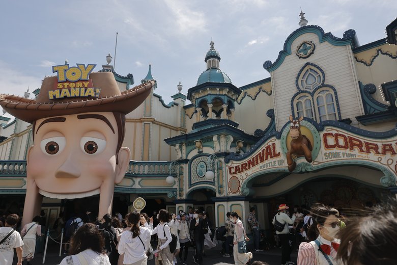 混雑する東京ディズニーシーのパーク内