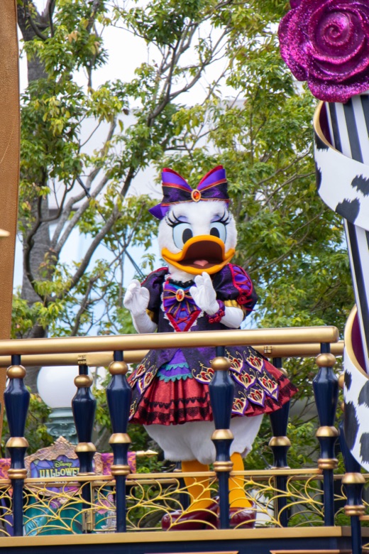 ハロウィーンコスチュームを着たデイジーダック