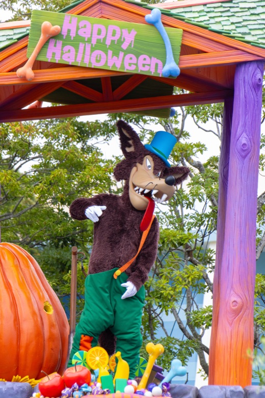 ディズニー・ハロウィーンのパレードフロートとHappy Halloweenの看板