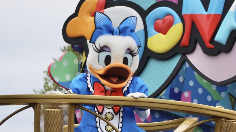 東京ディズニーランドのパレードフロートで手を振るキャラクター
