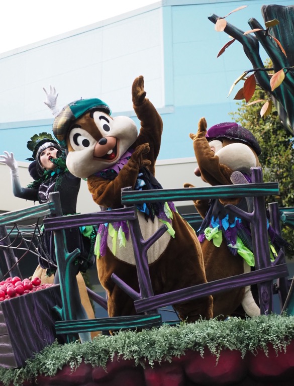 東京ディズニーランドのハロウィーンパレード(チップとデール)