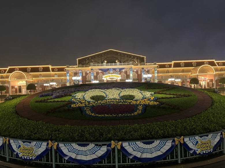 夜の東京ディズニーランドの入園ゲートとワールドバザール