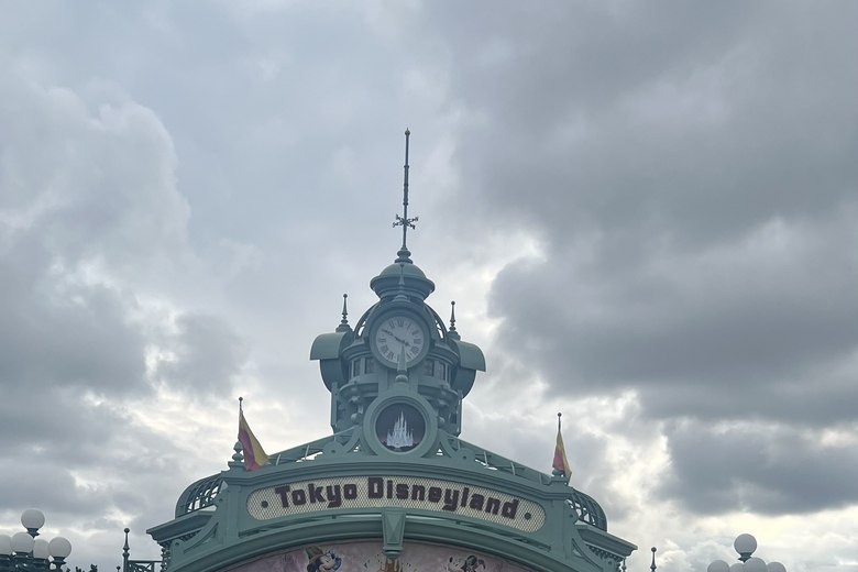 曇り空の東京ディズニーランドのエントランス