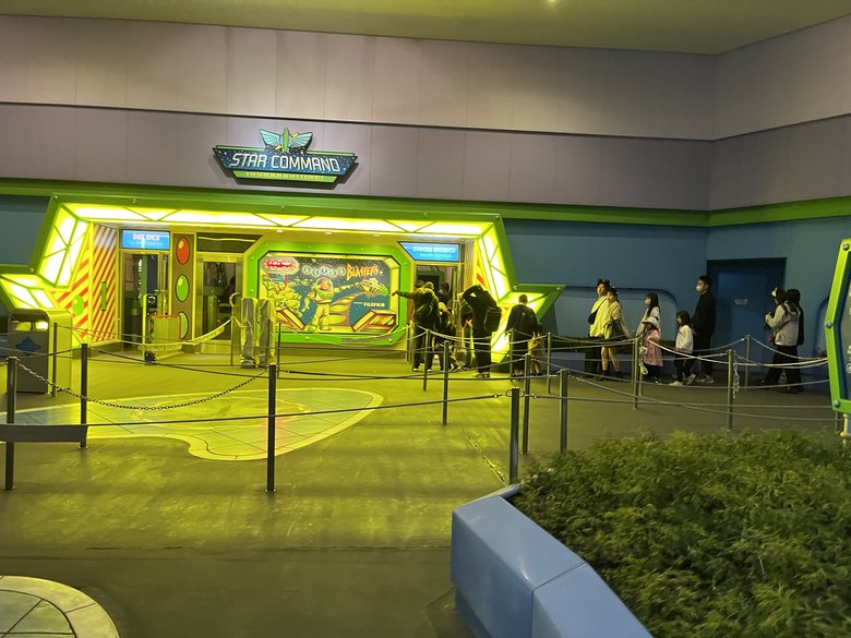 スターコマンドの看板が掲げられたバズ・ライトイヤーのアストロブラスターの入口