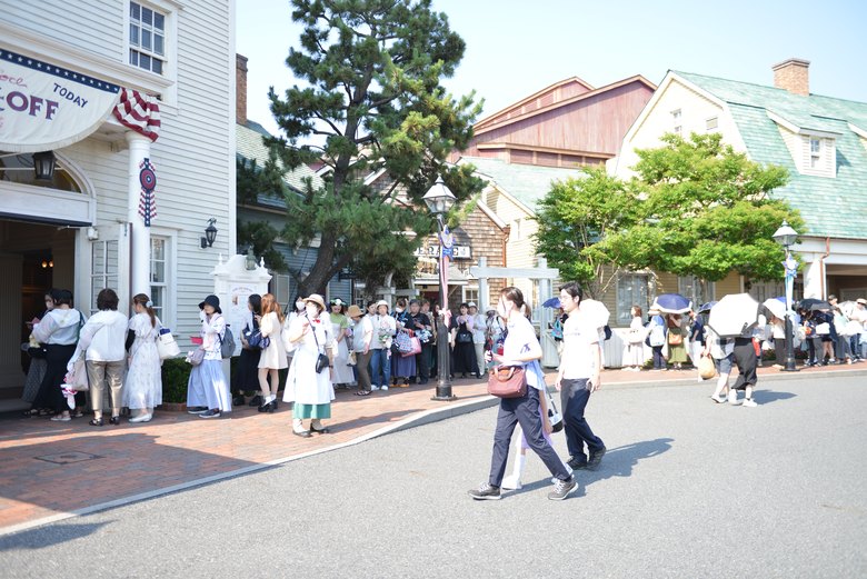 東京ディズニーシーのケープコッドの街並みを歩くゲスト