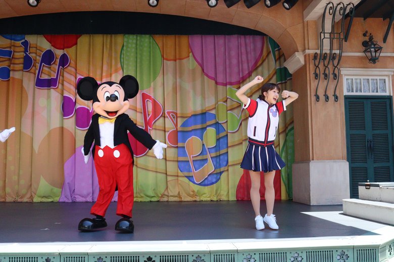 客席から見た東京ディズニーランドのステージ