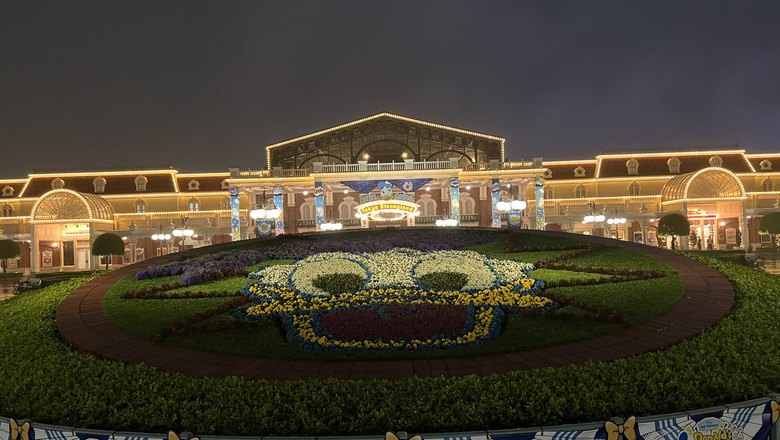 夜の東京ディズニーランドのエントランス