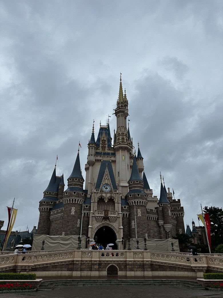 東京ディズニーランドのシンデレラ城と橋