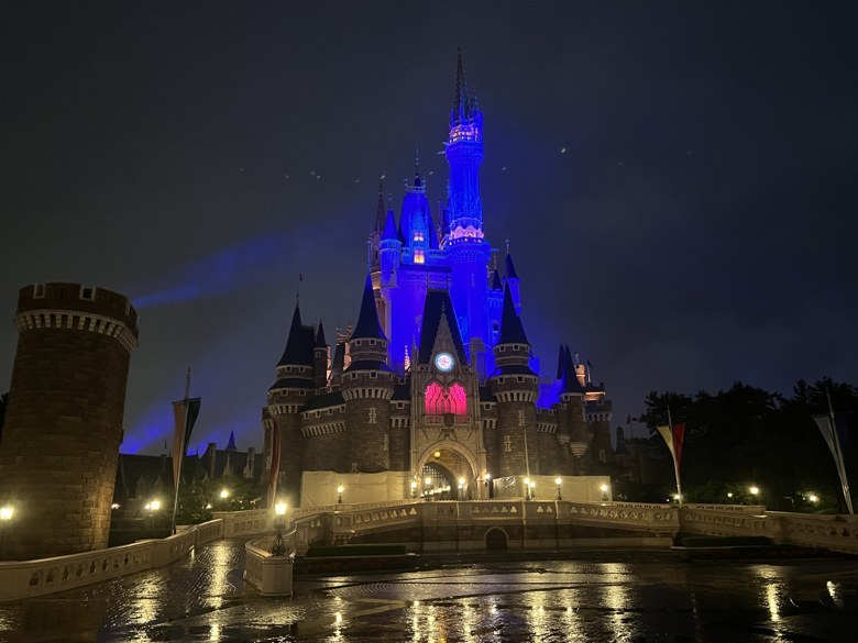 夜にライトアップされた東京ディズニーランドのシンデレラ城