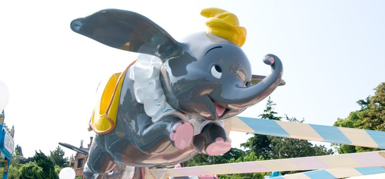 空飛ぶダンボの黄色い帽子のライド