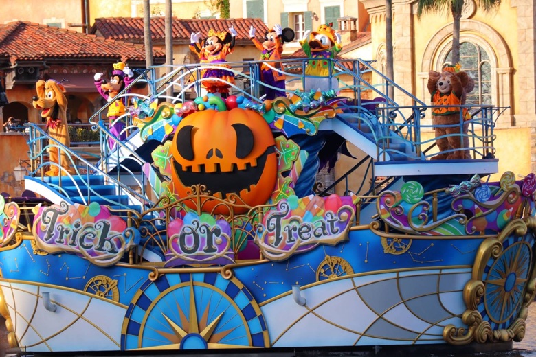 大きなパンプキンを載せたハロウィーングリーティングの船