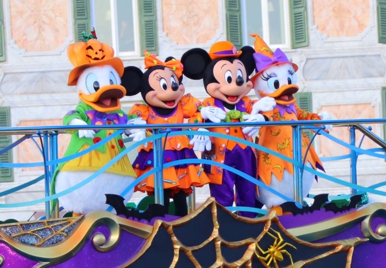 ハロウィーンの衣装で船に乗るドナルド、ミニー、ミッキー、デイジー