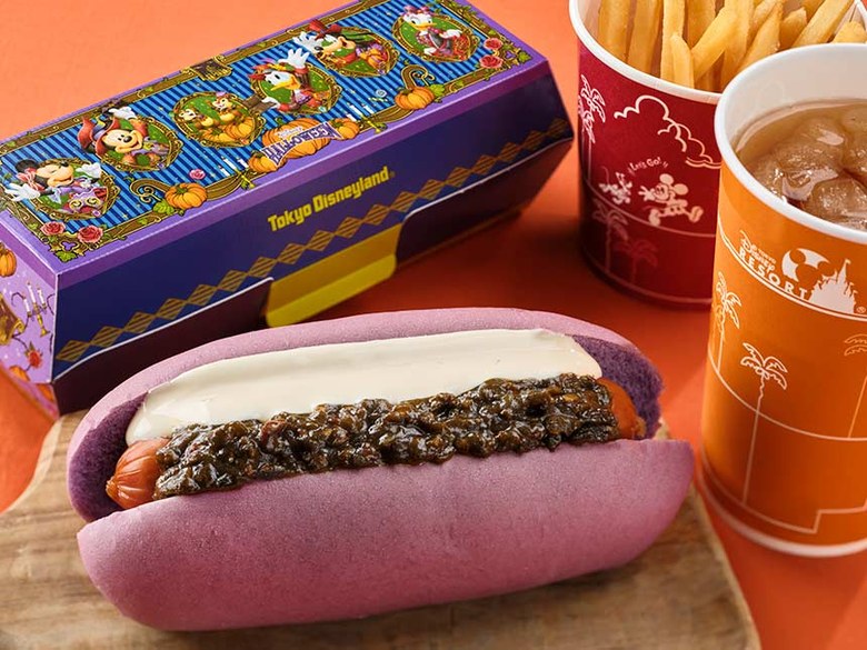 紫色のパンを使ったハロウィーンのスペシャルホットドッグセット
