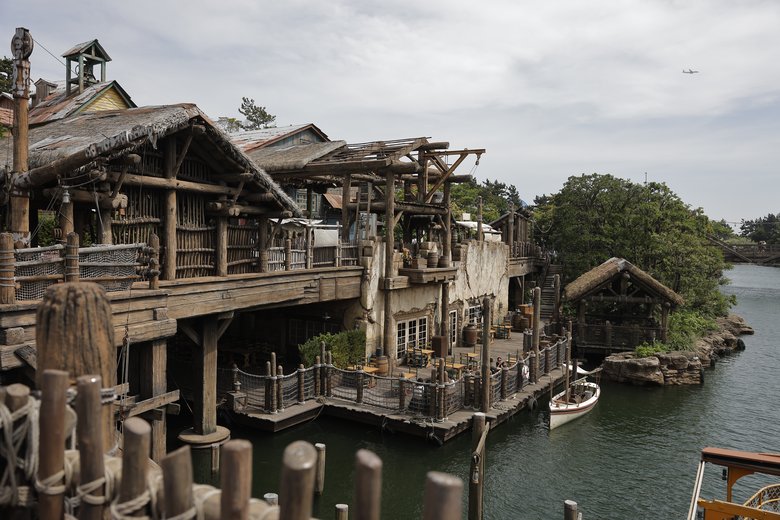 東京ディズニーシー ロストリバーデルタの川沿いの風景