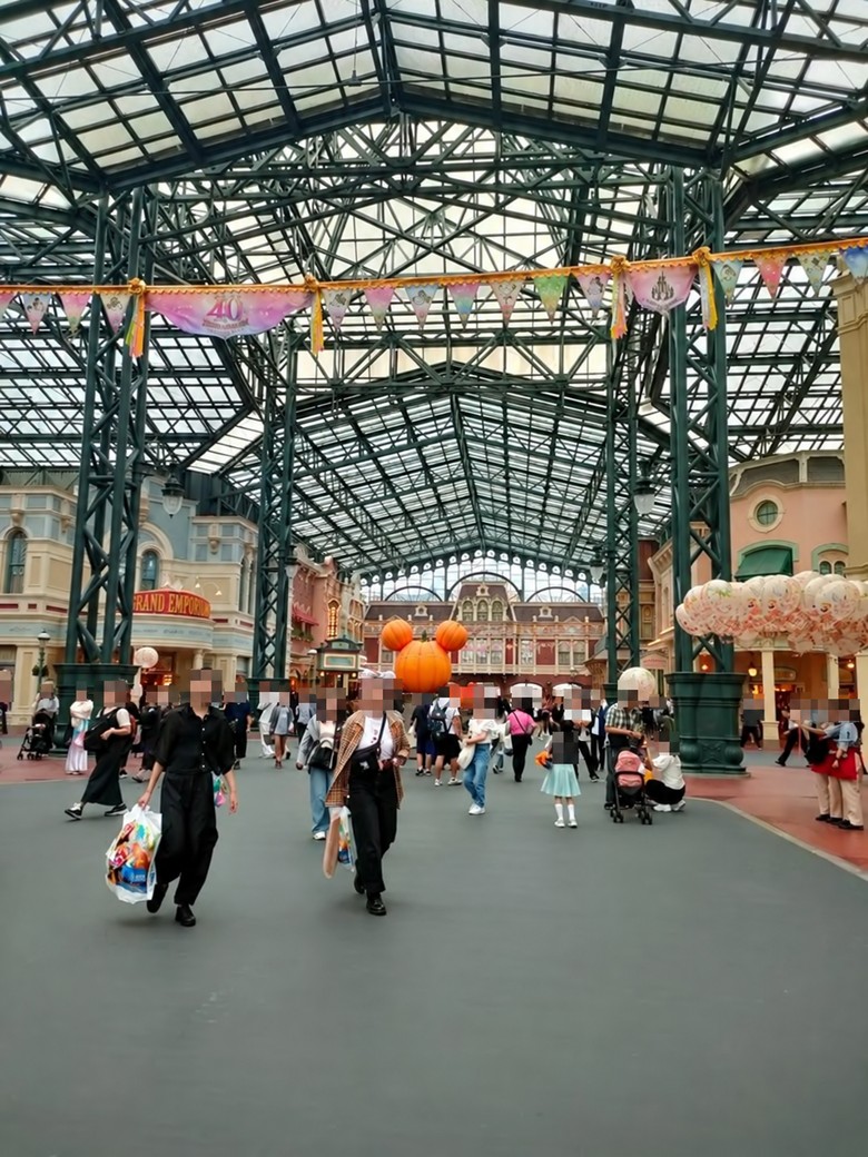 東京ディズニーランド ワールドバザールの屋根の下を歩くゲスト