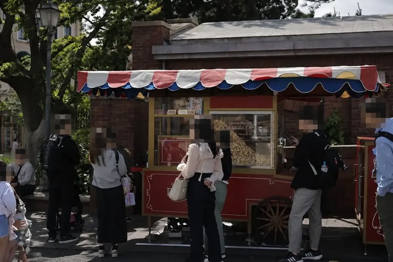 東京ディズニーシー アメリカンウォーターフロントのポップコーンワゴンに並ぶゲスト