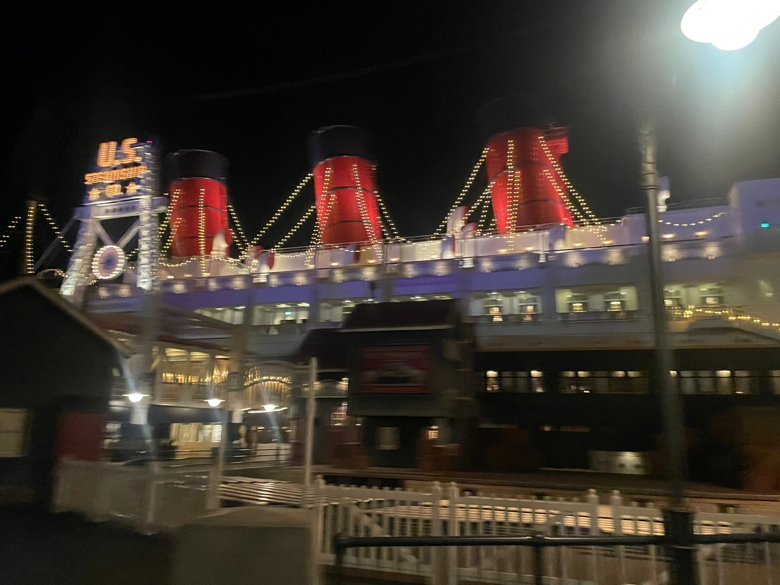 東京ディズニーシーのアメリカンウォーターフロントの夜景