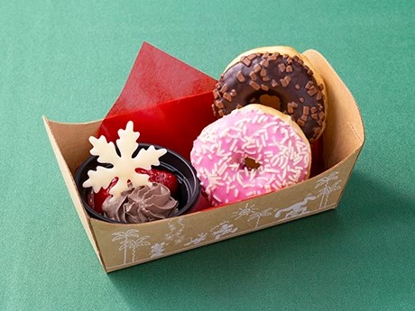 チョコホイップとストロベリーソースを添えたドーナツセット