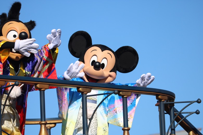 過去の東京ディズニーシーのニューイヤーズ・グリーティングで撮影したミッキーとグーフィー