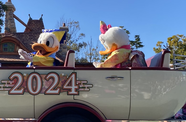 東京ディズニーランドのニューイヤーズ・グリーティングに登場するドナルドとデイジー