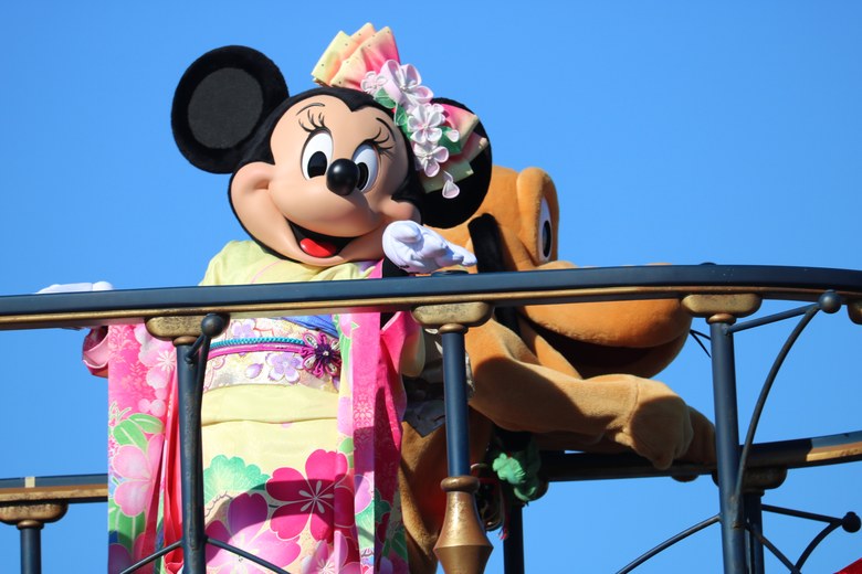 過去の東京ディズニーシーのニューイヤーズ・グリーティングで和装姿のミニーが手を振る様子