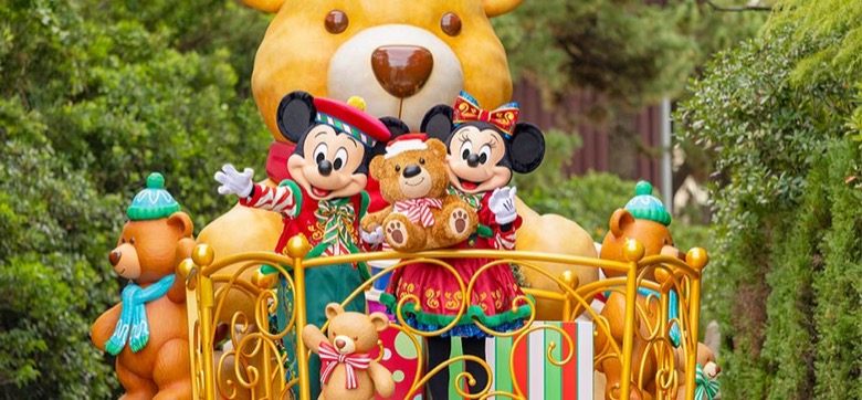 トイズ・ワンダラス・クリスマス!のフロートに乗るミッキーマウスとミニーマウス